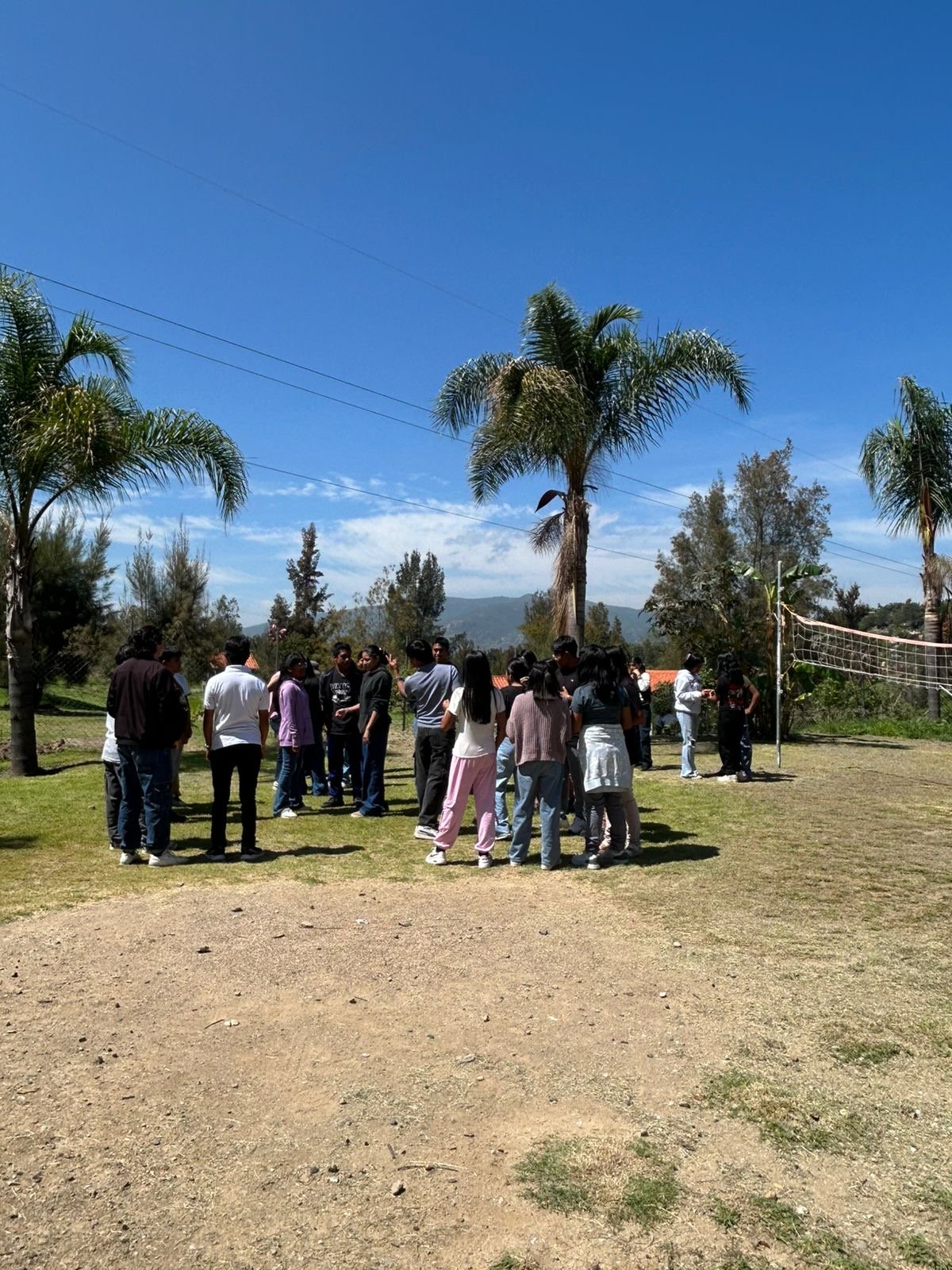 Jóvenes reunidos en oración durante un retiro al aire libre
