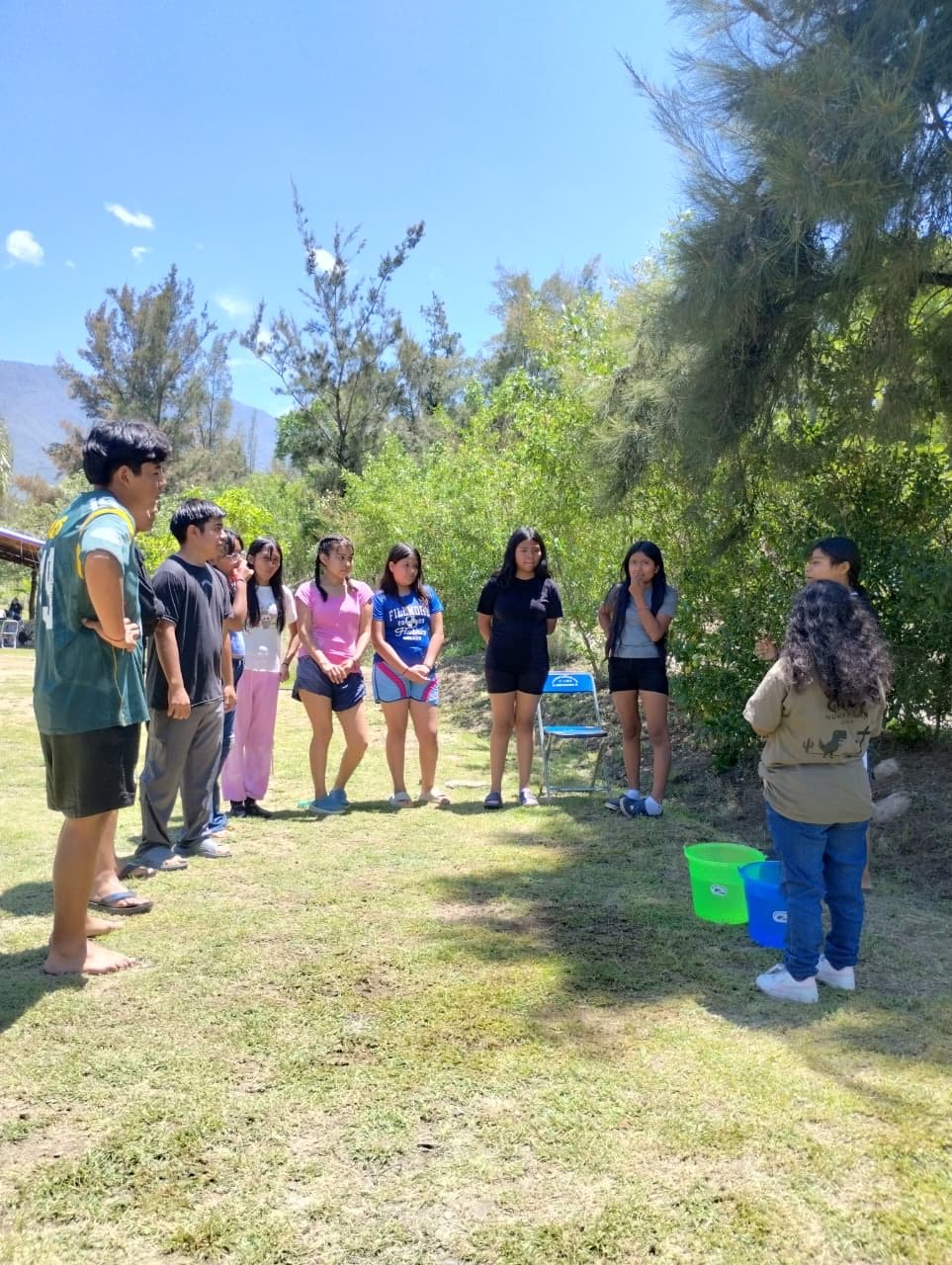 Círculo de oración de adolescentes y jóvenes en el campo