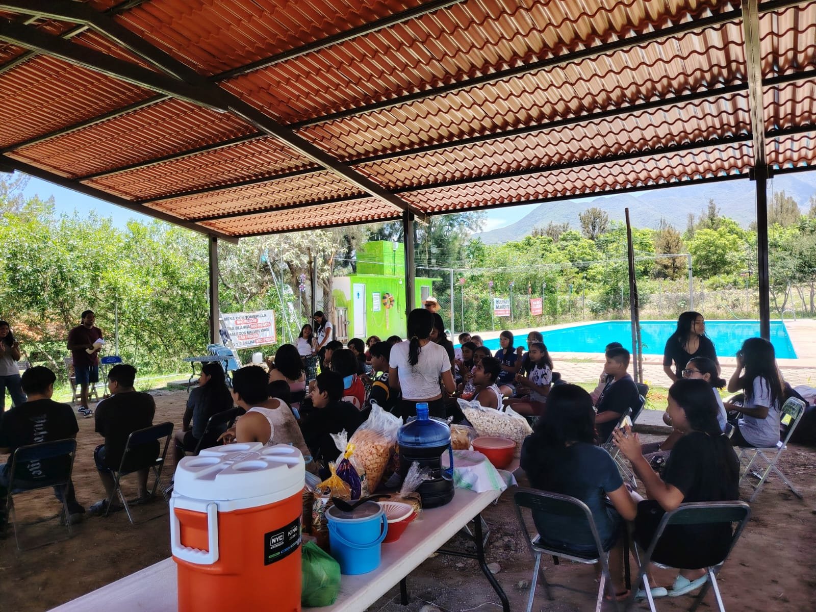 Jóvenes formados en círculo durante una actividad grupal
