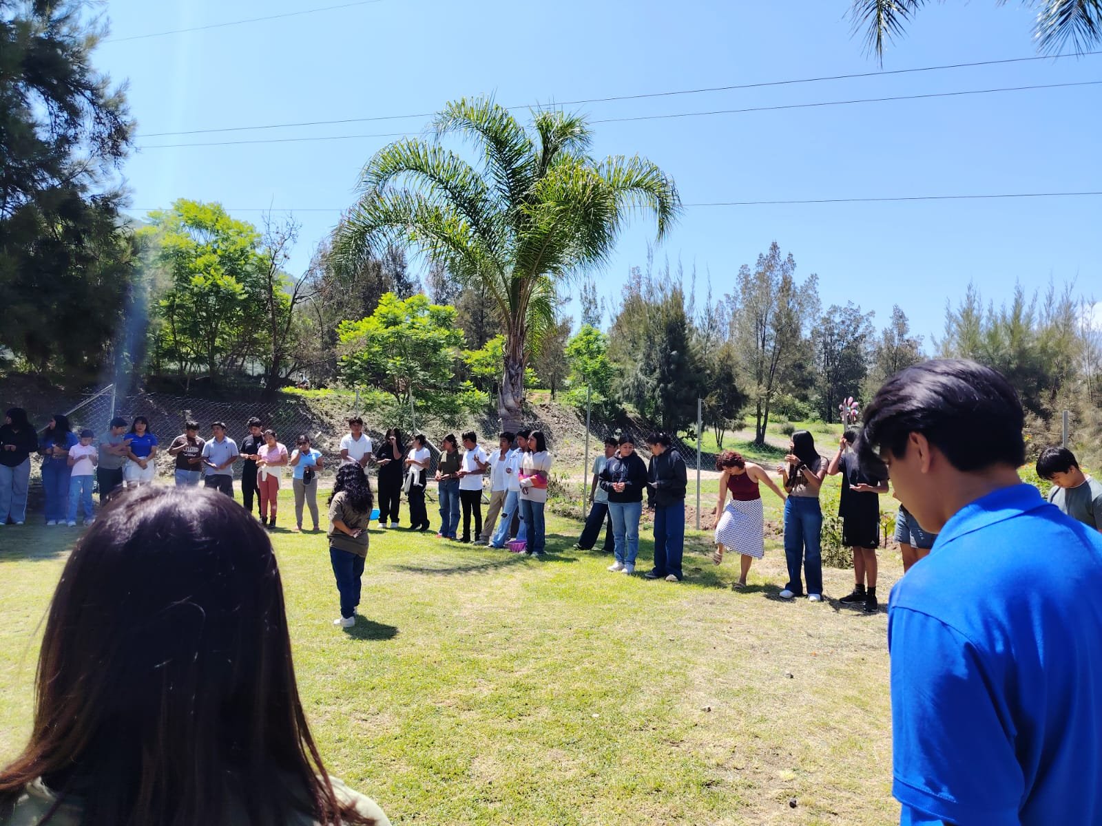 Jóvenes participando en juego en equipo sobre el césped